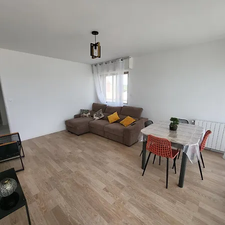 Apartamento 2 Avec Terrasse Et Garage Privatif Proche - Fr-1-92-940 *